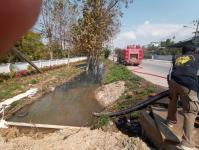 ดับเพลิงนครแม่สอด ออกดำเนินการสูบน้ำหน้าแขวงทางหลวงตากที่ 2 (แม่สอด)