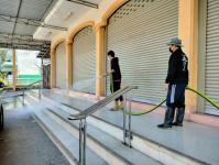 ดับเพลิงนครแม่สอด ออกดำเนินการฉีดล้างบริเวณหน้าแม่สอดมูลนิธิสามัคคีการกุศล ศาลเจ้าจีน