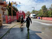 ดับเพลิงนครแม่สอด ออกดำเนินการฉีดล้างบริเวณหน้าแม่สอดมูลนิธิสามัคคีการกุศล ศาลเจ้าจีน