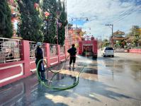 ดับเพลิงนครแม่สอด ออกดำเนินการฉีดล้างบริเวณหน้าแม่สอดมูลนิธิสามัคคีการกุศล ศาลเจ้าจีน