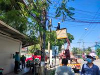 ออกตัด/ขนกิ่งไม้ในลำราง บริเวณร้านเทสโก้โลตัส เอ็กซ์เพรส และป้อมตำรวจจราจรแม่สอด ถนนประสาทวิถี