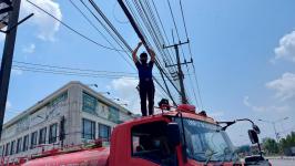 ดับเพลิงนครแม่สอด ออกแก้ไขสายสื่อสารหย่อนขวางการเดินรถ ใกล้สถานีดับเพลิงนครแม่สอด