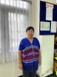 คุณทองใบ ยะคำนะ หัวหน้ากลุ่มผู้สูงอายุชุมชนประชารักษ์ ปราชญ์เรื่องการนำสมุนไพรไทยท้องถิ่นมาแปลรูปเป็นผลิตภัณฑ์ สบู่สมุนไพร และน้ำยาล้างจาน