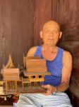 คุณไพรฑูรย์ อินต๊ะสงค์ ผู้สูงอายุชุมชนสันต้นปิน ปราชญ์เรื่องการนำเศษวัสดุจากธรรมชาติที่หาได้จากท้องถิ่นมาแปลรูปเป็นผลิตภัณฑ์ ข้าวของเครื่องใช้จากกะลามะพร้าว