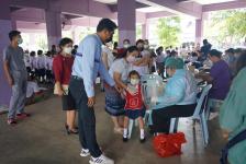 เทศบาลนครแม่สอดจัดบริการฉีดวัคซีนเข็มที่ 2 สำหรับนักเรียนอายุ 5-11 ปี ณ โรงเรียนเทศบาลวัดชุมพลคีรี