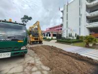 ออกดำเนินการขุดปรับพื้นที่เพื่อทำการเทพื้นถนนภายใน โรงเรียนเทศบาลวัดดอนแก้ว