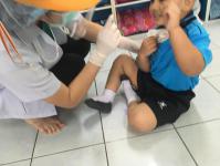คลินิกชุมชนอบอุ่นเทศบาลนครแม่สอด ออกให้บริการตรวจสุขภาพเด็กนักเรียนศูนย์พัฒนาเด็กเล็กวัดอรัญญเขต