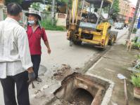 ออกดำเนินการนำฝาท่อระบายน้ำเหล็กสำรองเปลี่ยนทดแทนฝาปูนที่ชำรุดเสียหาย บริเวณตรงข้ามสวนอาหารกวางตุ้ง