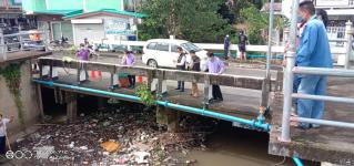 ออกดำเนินการเก็บขนเศษกิ่งไม้ ขยะ และวัชพีช บริเวณสะพานจงมั่นคง
