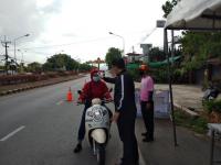 กองสวัสดิการสังคมร่วมกับงานป้องกันและบรรเทาสาธารณภัย และประธานชุมชน ลงพื้นที่ตั้งด่านตรวจ คัดกรอง