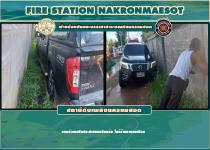 ดับเพลิงนครแม่สอด ออกช่วยเหลือประชาชนรถยนต์ล้อตกรางระบายน้ำใกล้ร้านลาบคนเมือง