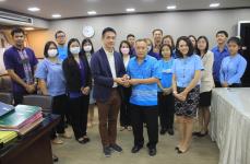 กองยุทธศาสตร์และงบประมาณ ร่วมใจมอบของที่ระลึกแก่ปลัดเทศบาล ในโอกาสที่โอนย้ายไปดำรงตำแหน่ง ณ เทศบาลนครเชียงราย