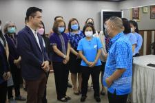 กองยุทธศาสตร์และงบประมาณ ร่วมใจมอบของที่ระลึกแก่ปลัดเทศบาล ในโอกาสที่โอนย้ายไปดำรงตำแหน่ง ณ เทศบาลนครเชียงราย