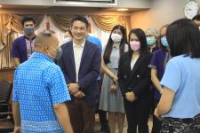 กองยุทธศาสตร์และงบประมาณ ร่วมใจมอบของที่ระลึกแก่ปลัดเทศบาล ในโอกาสที่โอนย้ายไปดำรงตำแหน่ง ณ เทศบาลนครเชียงราย