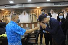 กองยุทธศาสตร์และงบประมาณ ร่วมใจมอบของที่ระลึกแก่ปลัดเทศบาล ในโอกาสที่โอนย้ายไปดำรงตำแหน่ง ณ เทศบาลนครเชียงราย