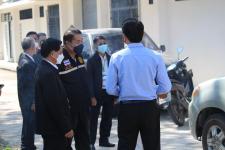 นายกเทศมนตรีนครแม่สอดพร้อมคณะผู้บริหารลงพื้นที่ตรวจความเรียบร้อยในการปรับปรุงสนามกีฬาให้พร้อมใช้งาน