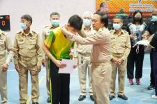 นายกเทศมนตรีนครแม่สอด มอบรางวัลแก่นักเรียนโรงเรียนเทศบาลวัดมณีไพรสณฑ์