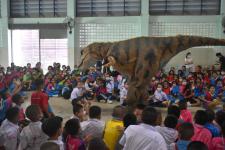 โรงเรียนเทศบาลวัดชุมพลคีรี และศูนย์การค้าโรบินสันไลฟ์สไตล์แม่สอด ร่วมจัดกิจกรรมไดโนเสาร์ออนทัวร์ (Dinosaur on Tour)