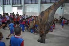 โรงเรียนเทศบาลวัดชุมพลคีรี และศูนย์การค้าโรบินสันไลฟ์สไตล์แม่สอด ร่วมจัดกิจกรรมไดโนเสาร์ออนทัวร์ (Dinosaur on Tour)