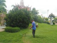 กองช่างเทศบาลนครแม่สอดปรับภูมิทัศน์หน้าป้ายรัชกาลที่10