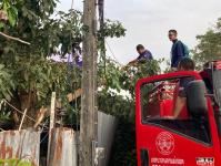 ดับเพลิงนครแม่สอด ออกตัดต้นไม้ล้มทับบ้านเรือนประชาชน ชุมชนบัวคูณ