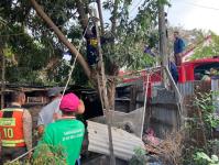 ดับเพลิงนครแม่สอด ออกตัดต้นไม้ล้มทับบ้านเรือนประชาชน ชุมชนบัวคูณ