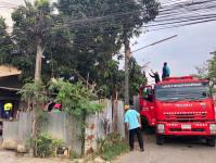ดับเพลิงนครแม่สอด ออกตัดต้นไม้ล้มทับบ้านเรือนประชาชน ชุมชนบัวคูณ