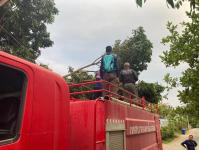 ดับเพลิงนครแม่สอด ออกตัดต้นไม้ล้มทับบ้านเรือนประชาชน ชุมชนบัวคูณ