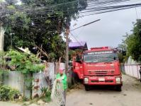 ดับเพลิงนครแม่สอด ออกตัดต้นไม้ล้มทับบ้านเรือนประชาชน ชุมชนบัวคูณ