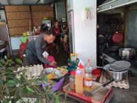 ดับเพลิงนครแม่สอด ออกจับงูเข้าร้านตำยกครก อ.แม่สอด จ.ตาก