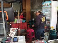 ดับเพลิงนครแม่สอด ออกจับงูเข้าร้านตำยกครก อ.แม่สอด จ.ตาก