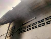 ดับเพลิงนครแม่สอด ออกระงับเหตุเพลิงไหม้กองเสื้อผ้าเก่า โกดังหน้าโรงเรียนราษฎร์วิทยา