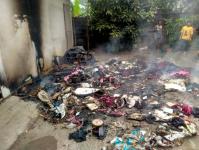 ดับเพลิงนครแม่สอด ออกระงับเหตุเพลิงไหม้กองเสื้อผ้าเก่า โกดังหน้าโรงเรียนราษฎร์วิทยา