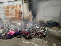 ดับเพลิงนครแม่สอด ออกระงับเหตุเพลิงไหม้กองเสื้อผ้าเก่า โกดังหน้าโรงเรียนราษฎร์วิทยา