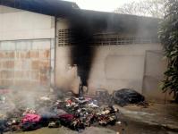 ดับเพลิงนครแม่สอด ออกระงับเหตุเพลิงไหม้กองเสื้อผ้าเก่า โกดังหน้าโรงเรียนราษฎร์วิทยา