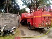 ดับเพลิงนครแม่สอด ออกระงับเหตุเพลิงไหม้กองเสื้อผ้าเก่า โกดังหน้าโรงเรียนราษฎร์วิทยา