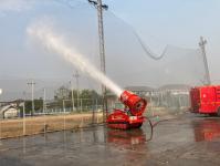 พ่นหมอกควัน จุดถนนหน้าศาลสมเด็จพระนเรศวรมหาราช