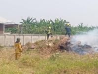 ดับเพลิงนครแม่สอด ออกระงับเหตุเพลิงไหม้หญ้า ใกล้สี่แยกไฟแดง ถนนแม่สอด - แม่ตาว