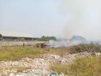 ดับเพลิงนครแม่สอด ออกระงับเหตุเพลิงไหม้หญ้า ใกล้สี่แยกไฟแดง ถนนแม่สอด - แม่ตาว