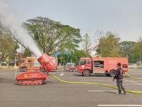ฉีดน้ำพ่นหมอกควัน ร่วม ปภ.จุดที่ว่าการอำเภอแม่สอด