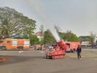 ฉีดน้ำพ่นหมอกควัน ร่วม ปภ.จุดที่ว่าการอำเภอแม่สอด