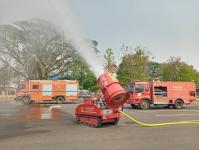 ฉีดน้ำพ่นหมอกควัน ร่วม ปภ.จุดที่ว่าการอำเภอแม่สอด