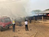 ดับเพลิงนครแม่สอด ออกระงับเหตุเพลิงไหม้คอกคัว ในตลาดวัว แม่ปะ