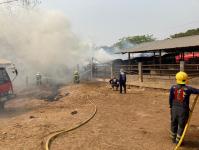 ดับเพลิงนครแม่สอด ออกระงับเหตุเพลิงไหม้คอกคัว ในตลาดวัว แม่ปะ