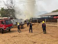 ดับเพลิงนครแม่สอด ออกระงับเหตุเพลิงไหม้คอกคัว ในตลาดวัว แม่ปะ