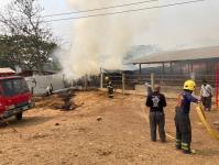 ดับเพลิงนครแม่สอด ออกระงับเหตุเพลิงไหม้คอกคัว ในตลาดวัว แม่ปะ