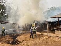 ดับเพลิงนครแม่สอด ออกระงับเหตุเพลิงไหม้คอกคัว ในตลาดวัว แม่ปะ