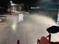 ดับเพลิงนครแม่สอด ออกฉีดล้างถนน เพื่อลดฝุ่น pm2.5 ถนนหน้าวัดดอนไชย