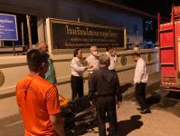 ดับเพลิงนครแม่สอด ออกฉีดล้างถนน เพื่อลดฝุ่น pm2.5 ถนนหน้าวัดดอนไชย