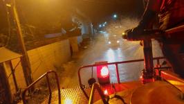 ดับเพลิงนครแม่สอด ออกฉีดล้างถนน เพื่อลดฝุ่น pm2.5 ถนนศรีพานิช